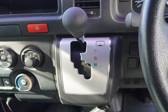 トヨタ ハイエースバン 3BF-TRH200K(2WD)の写真31