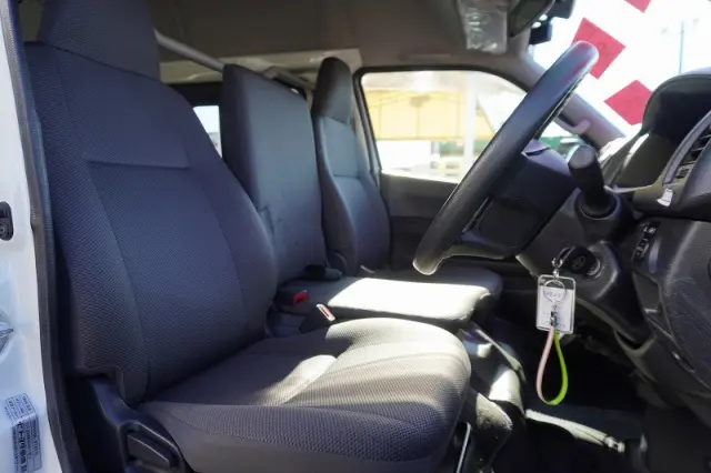 トヨタ ハイエースバン 3BF-TRH200K(2WD)の写真36