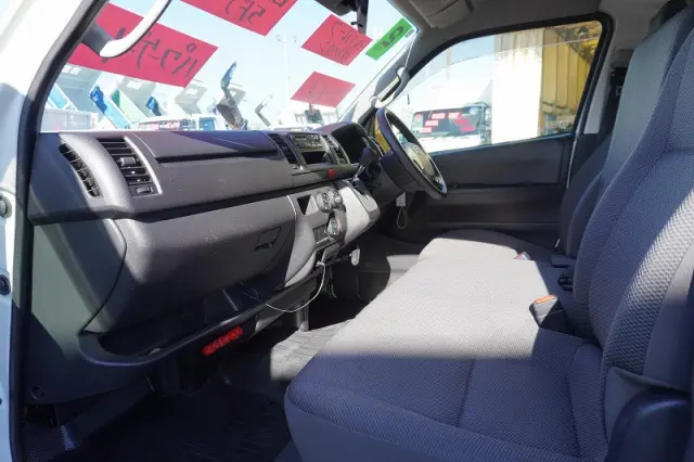トヨタ ハイエースバン 3BF-TRH200K(2WD)の写真38