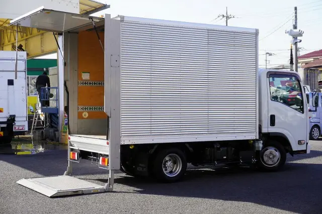 いすゞ エルフ TRG-NLR85AN(2WD)の写真9