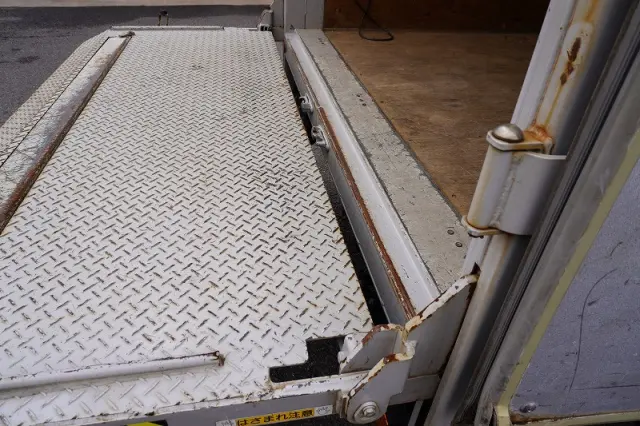 いすゞ エルフ 2RG-NLR88AN(2WD)の写真28