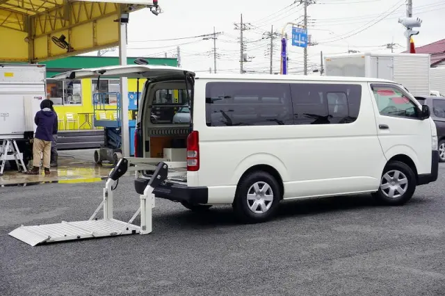 トヨタ ハイエースバン CBF-TRH200V(2WD)の写真9