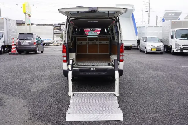 トヨタ ハイエースバン CBF-TRH200V(2WD)の写真15