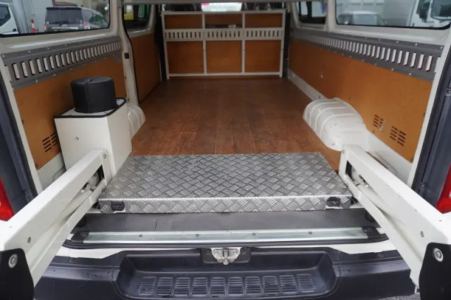 トヨタ ハイエースバン CBF-TRH200V(2WD)の写真16