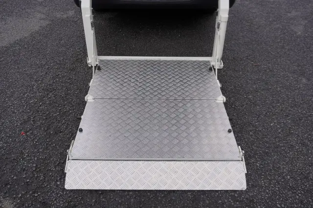 トヨタ ハイエースバン CBF-TRH200V(2WD)の写真19