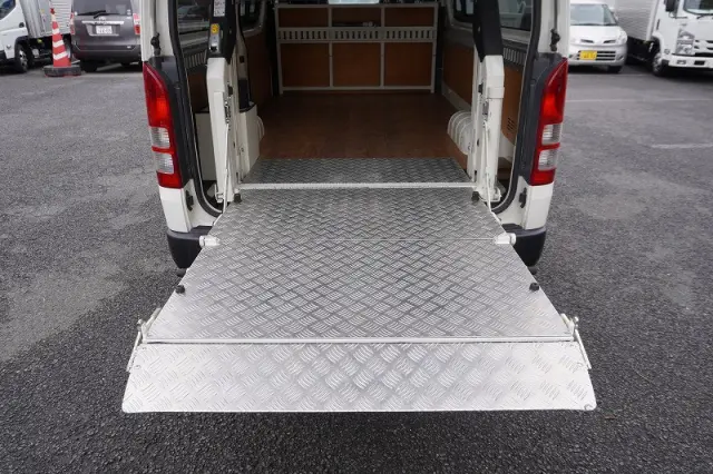 トヨタ ハイエースバン CBF-TRH200V(2WD)の写真20