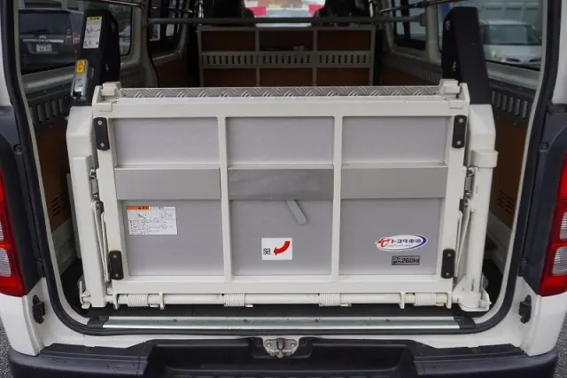 トヨタ ハイエースバン CBF-TRH200V(2WD)の写真23