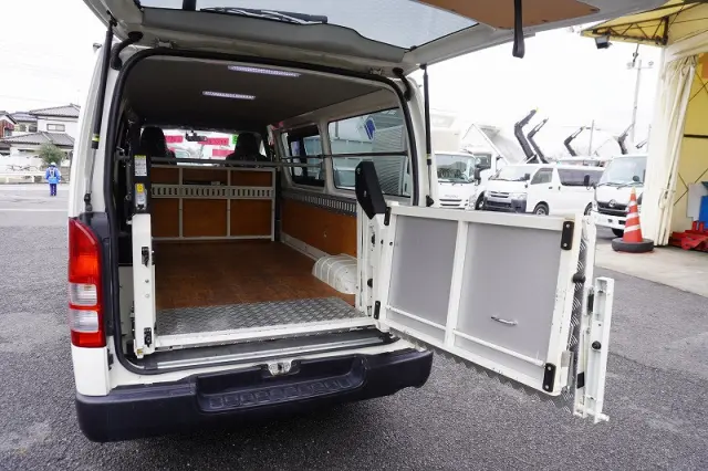 トヨタ ハイエースバン CBF-TRH200V(2WD)の写真24