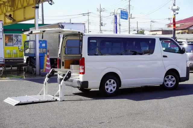 トヨタ ハイエースバン CBF-TRH200V(2WD)の写真9