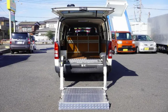 トヨタ ハイエースバン CBF-TRH200V(2WD)の写真15