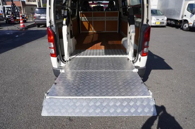トヨタ ハイエースバン CBF-TRH200V(2WD)の写真22
