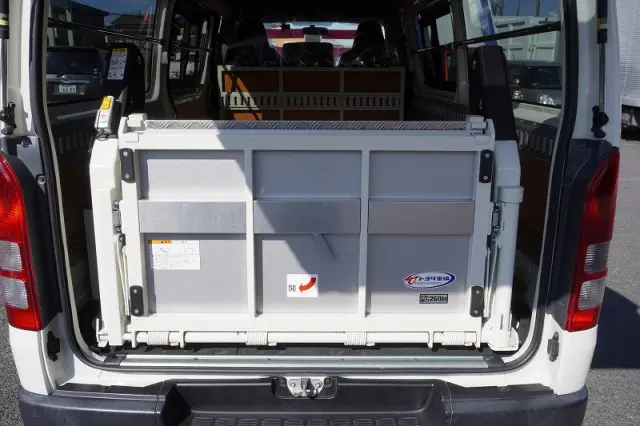 トヨタ ハイエースバン CBF-TRH200V(2WD)の写真23