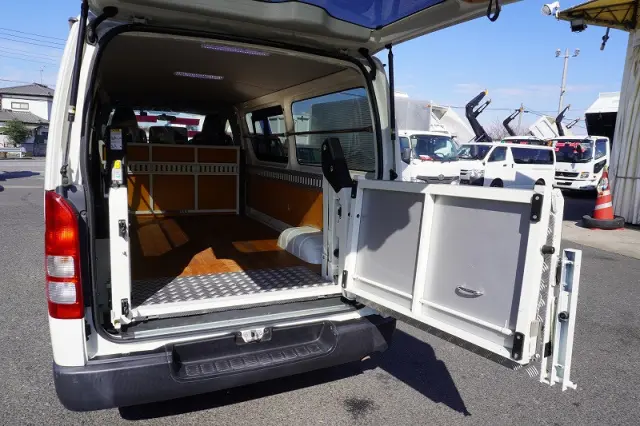 トヨタ ハイエースバン CBF-TRH200V(2WD)の写真24
