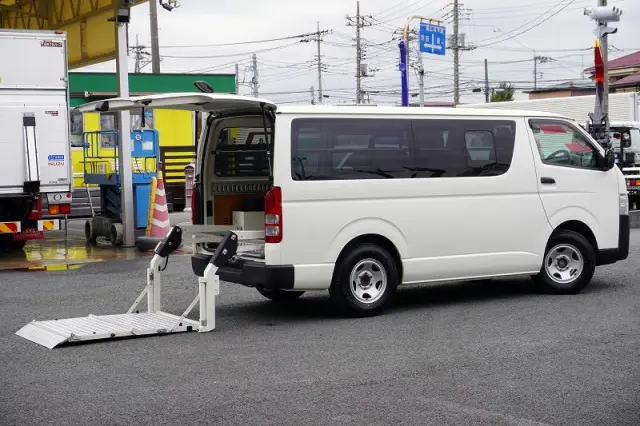 トヨタ ハイエースバン CBF-TRH200V(2WD)の写真9