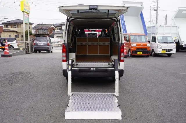 トヨタ ハイエースバン CBF-TRH200V(2WD)の写真15
