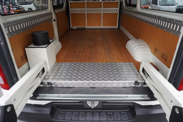 トヨタ ハイエースバン CBF-TRH200V(2WD)の写真16