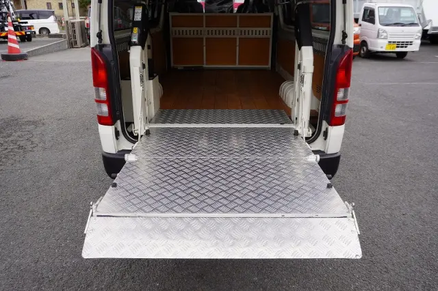 トヨタ ハイエースバン CBF-TRH200V(2WD)の写真22