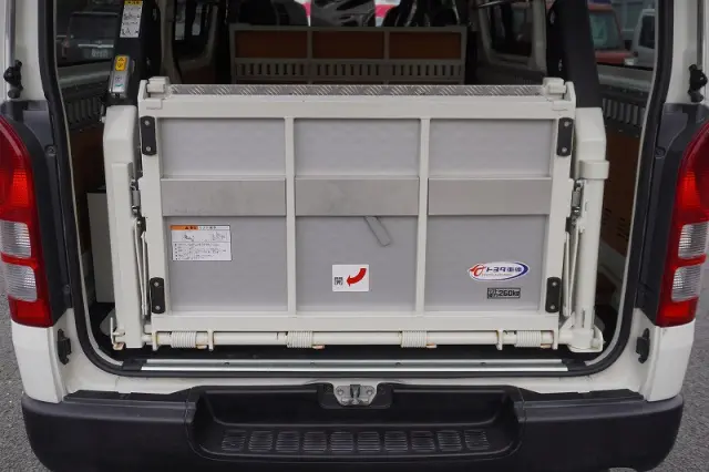 トヨタ ハイエースバン CBF-TRH200V(2WD)の写真23