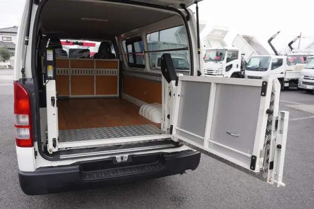 トヨタ ハイエースバン CBF-TRH200V(2WD)の写真24