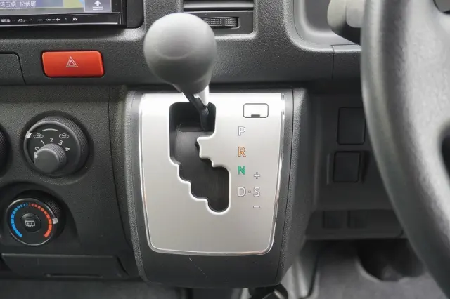 トヨタ ハイエースバン CBF-TRH200V(2WD)の写真30