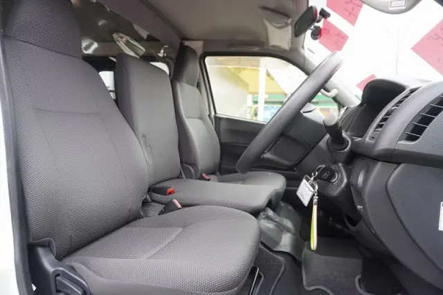 トヨタ ハイエースバン CBF-TRH200V(2WD)の写真35