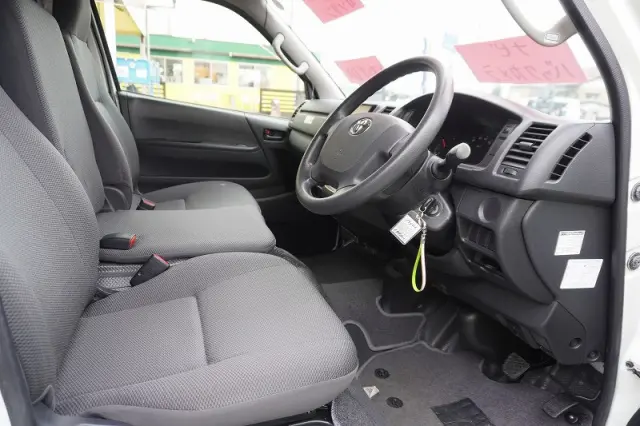トヨタ ハイエースバン CBF-TRH200V(2WD)の写真36