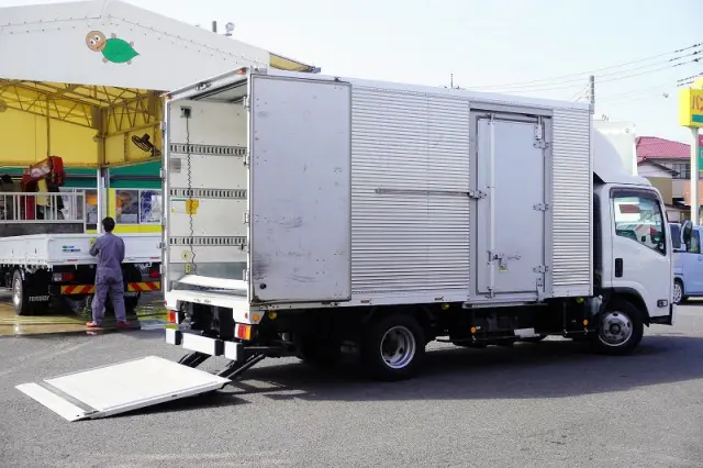 いすゞ エルフ TRG-NPR85AN(2WD)の写真9