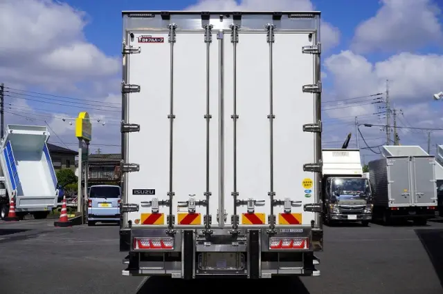いすゞ ギガ 2PG-CYJ77D(8x4)の写真4