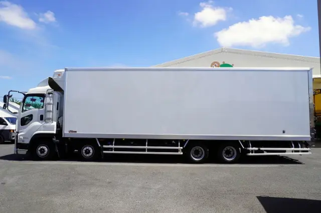 いすゞ ギガ 2PG-CYJ77D(8x4)の写真3