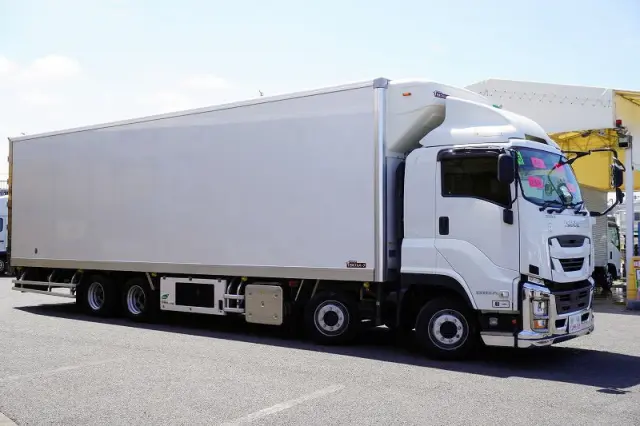 いすゞ ギガ 2PG-CYJ77D(8x4)の写真6