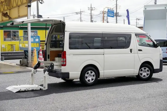 トヨタ ハイエースバン CBF-TRH200K(2WD)の写真9