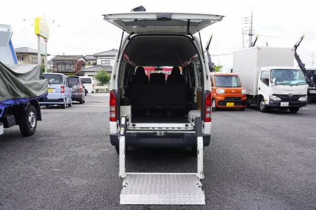 トヨタ ハイエースバン CBF-TRH200K(2WD)の写真15