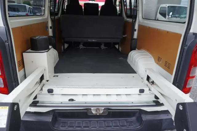 トヨタ ハイエースバン CBF-TRH200K(2WD)の写真16
