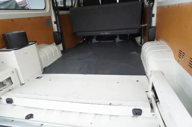 トヨタ ハイエースバン CBF-TRH200K(2WD)の写真18