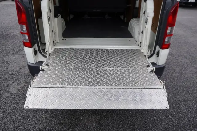 トヨタ ハイエースバン CBF-TRH200K(2WD)の写真20