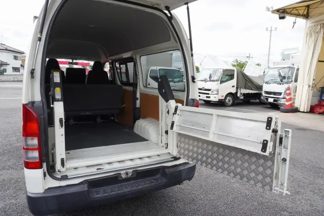 トヨタ ハイエースバン CBF-TRH200K(2WD)の写真23