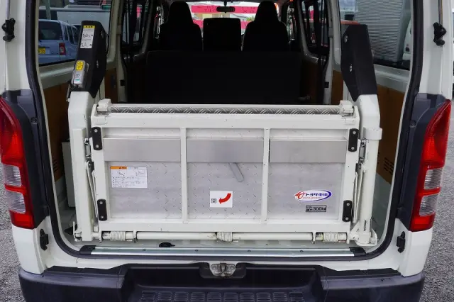 トヨタ ハイエースバン CBF-TRH200K(2WD)の写真24