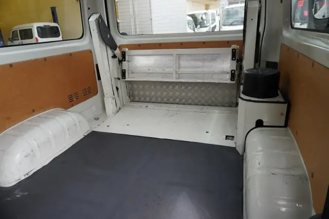 トヨタ ハイエースバン CBF-TRH200K(2WD)の写真25