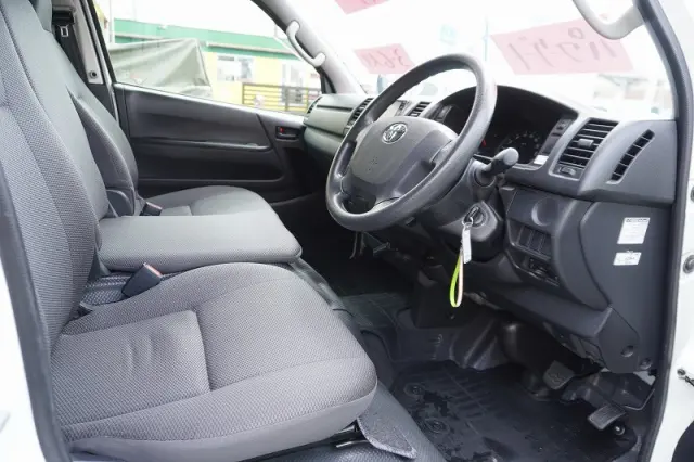 トヨタ ハイエースバン CBF-TRH200K(2WD)の写真39