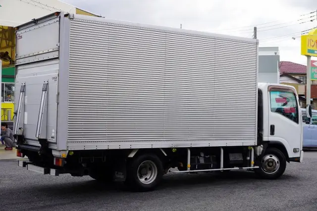 いすゞ エルフ BKG-NPR85AN(2WD)の写真8