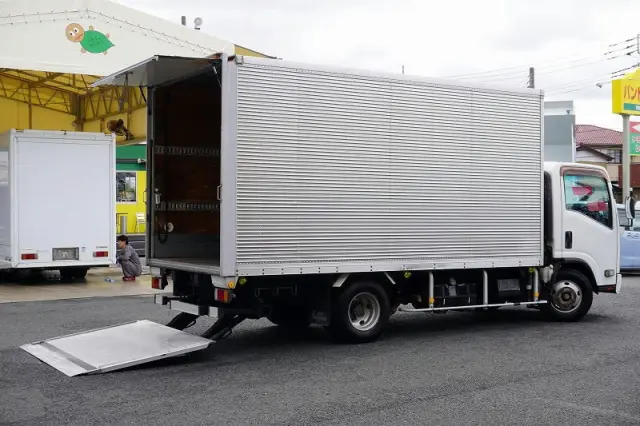 いすゞ エルフ BKG-NPR85AN(2WD)の写真9