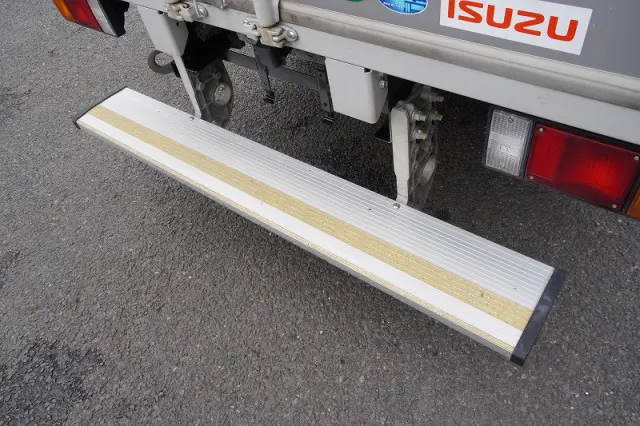 いすゞ エルフ 2RG-NLR88AN(2WD)の写真26