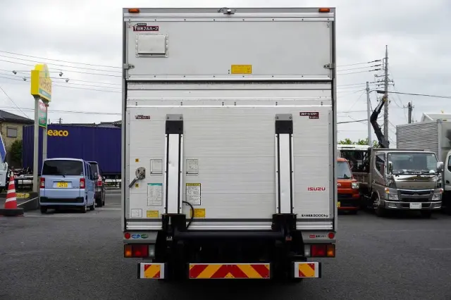 いすゞ エルフ 2RG-NPR88AN(2WD)の写真4