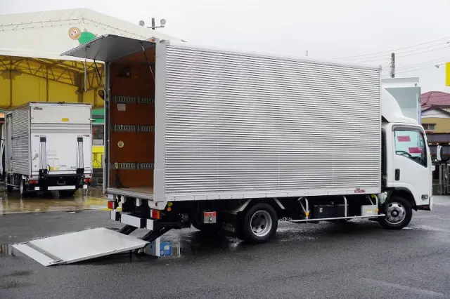 いすゞ エルフ 2PG-NPR88AN(2WD)の写真9