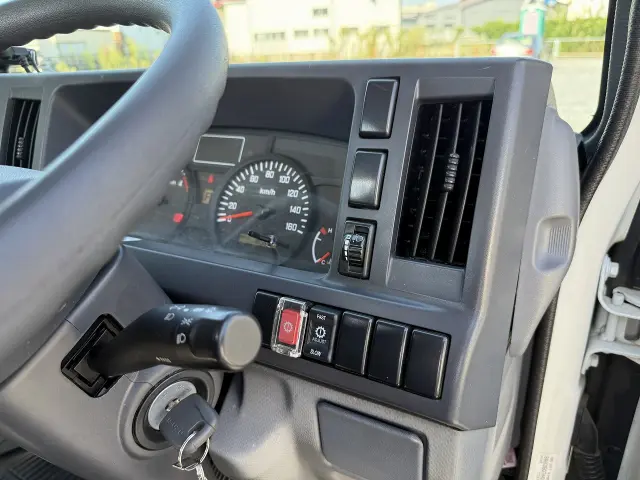 いすゞ エルフ TRG-NHR85A(2WD)の写真40