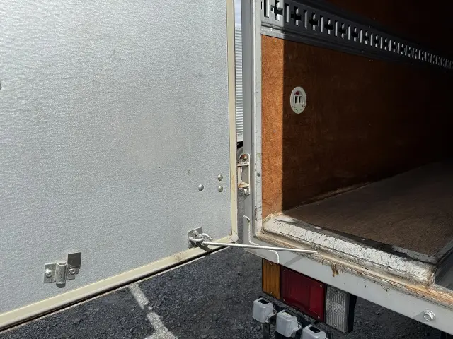 いすゞ エルフ BKG-NLR85N(2WD)の写真30