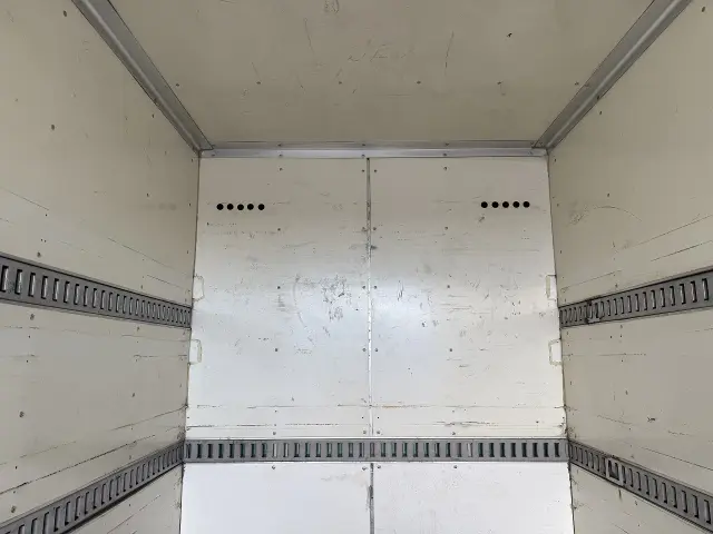 いすゞ エルフ PB-NKR81AN(2WD)の写真16