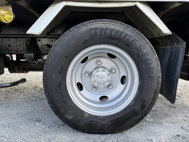 いすゞ エルフ PB-NKR81AN(2WD)の写真30