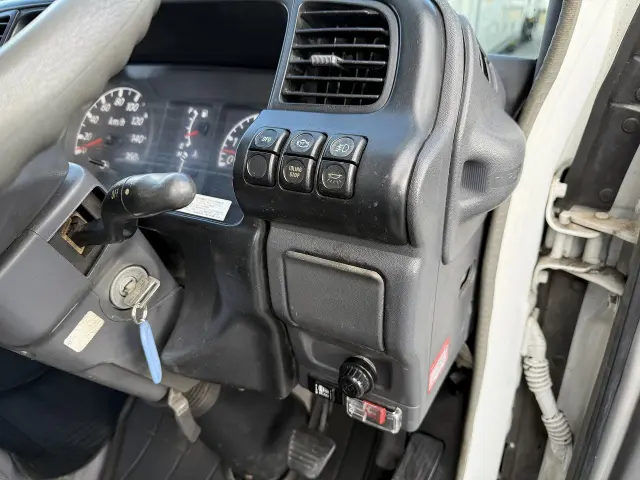 いすゞ エルフ PB-NKR81AN(2WD)の写真34