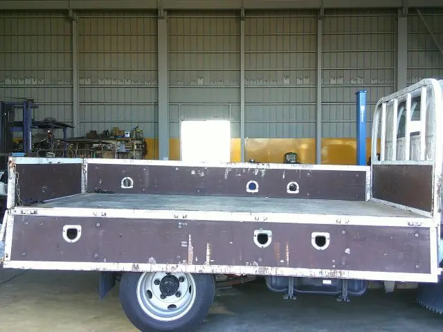 いすゞ エルフ PB-NKR81A(2WD)の写真9